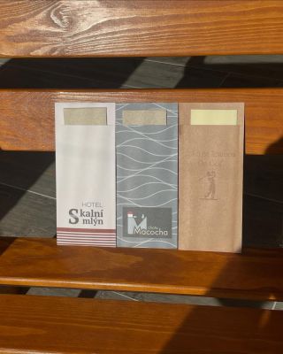 Představujeme papírovou kapsu s ubrouskem - Pochette Classic Praktické, hygienické a stylové řešení pro gastro provozy....